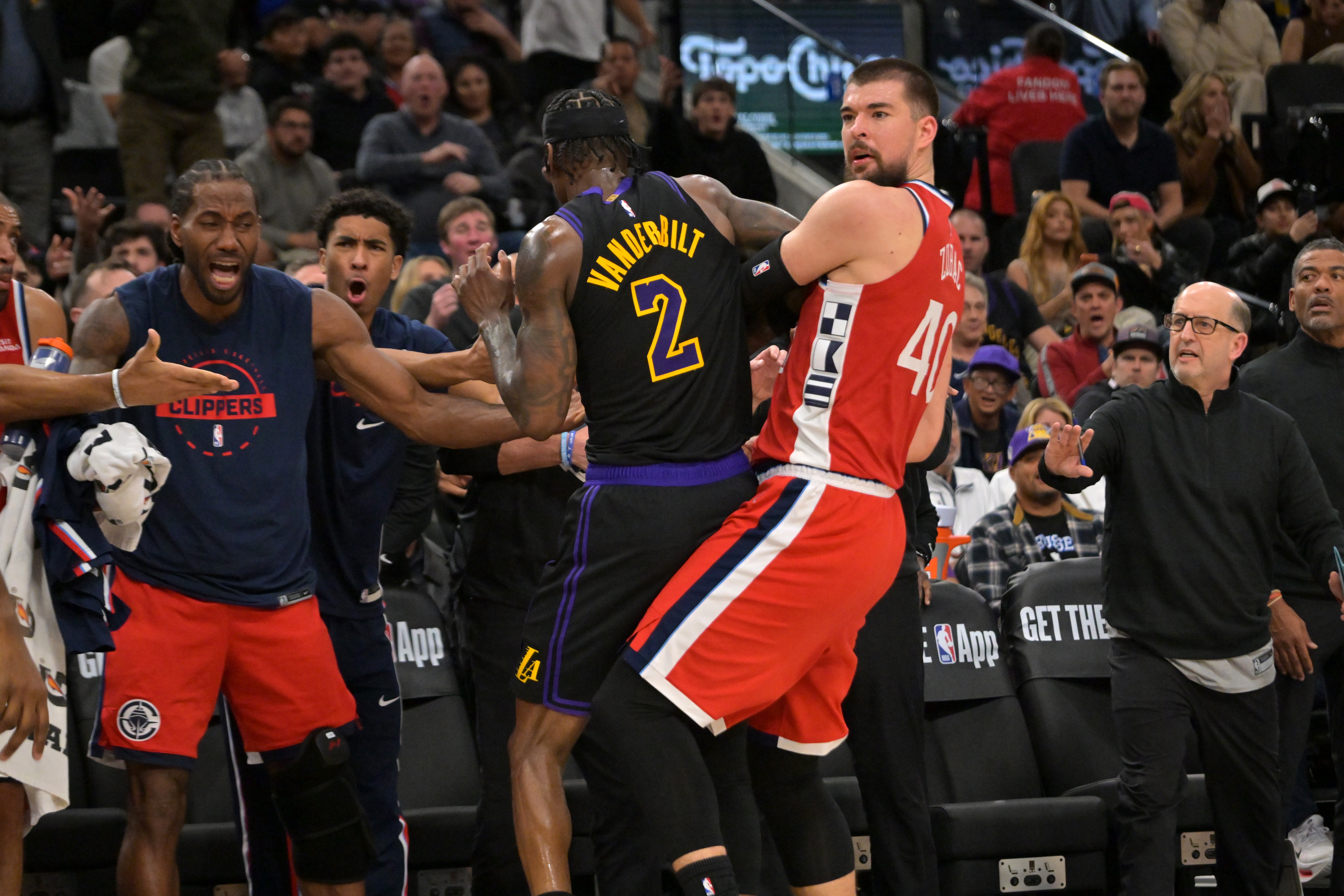 9游直播-机器人都急了！范德彪&amp;祖巴茨冲突时 情绪稳定的小卡难得面目狰狞